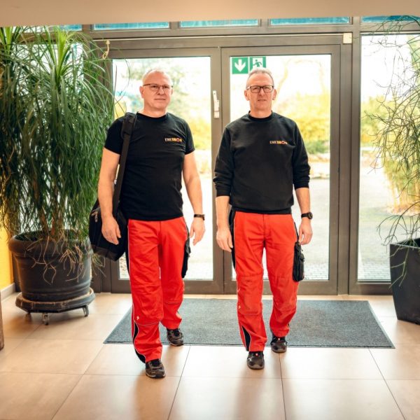 Emetron-19 Zwei Mitarbeiter von Emetron kommen an